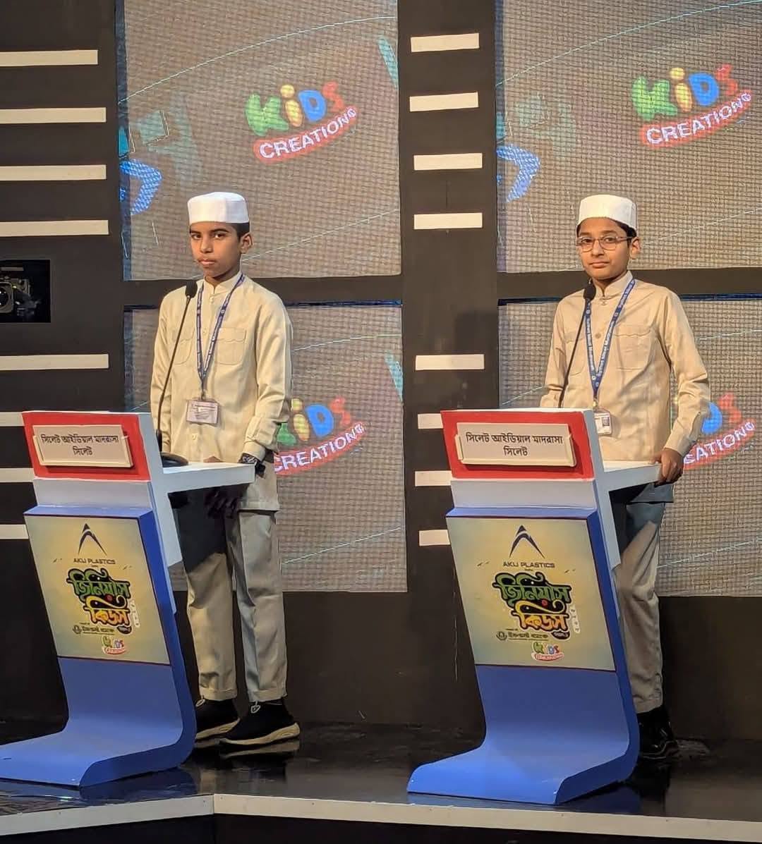 ঢাকায় অনুষ্ঠিত ইসলামী কুইজ প্রতিযোগিতায় অংশগ্রহণকারী পুরষ্কারপ্রাপ্ত শিক্ষার্থীরা